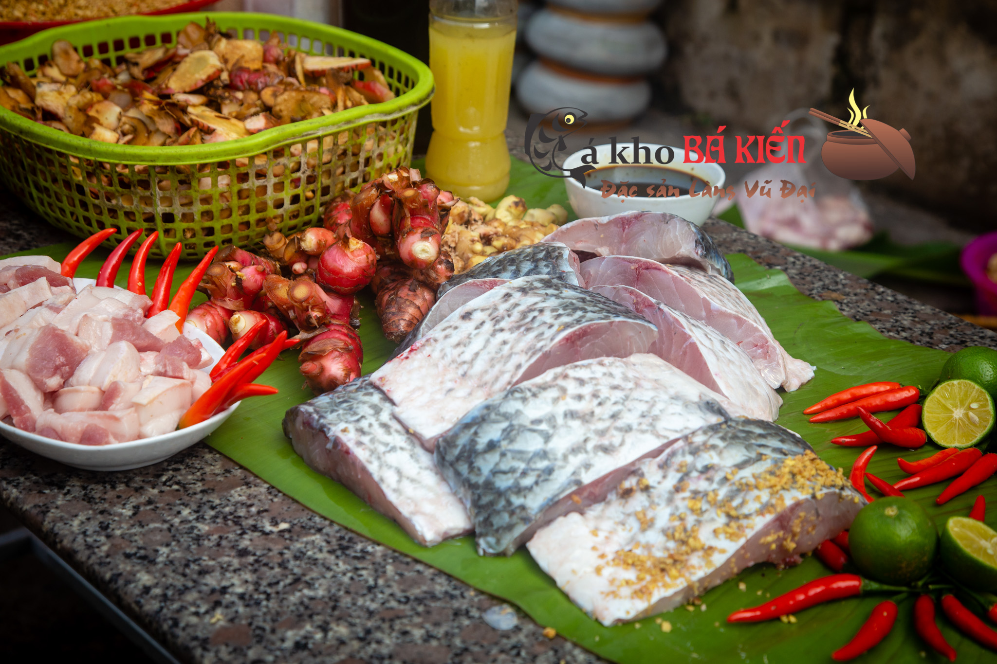 Cá trắm đen và hơn 10 gia vị để làm nên món cá kho làng Vũ Đại rất đặc biệt