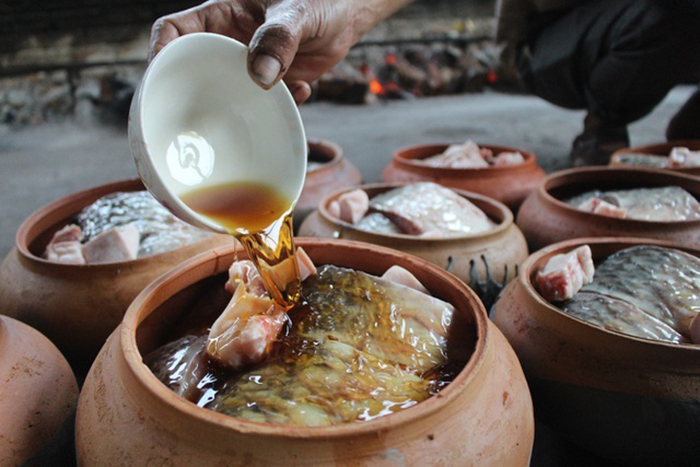 Cá kho làng Vũ Đại cầu kỳ trong chế biến với gần 16 tiếng đun trên bếp.